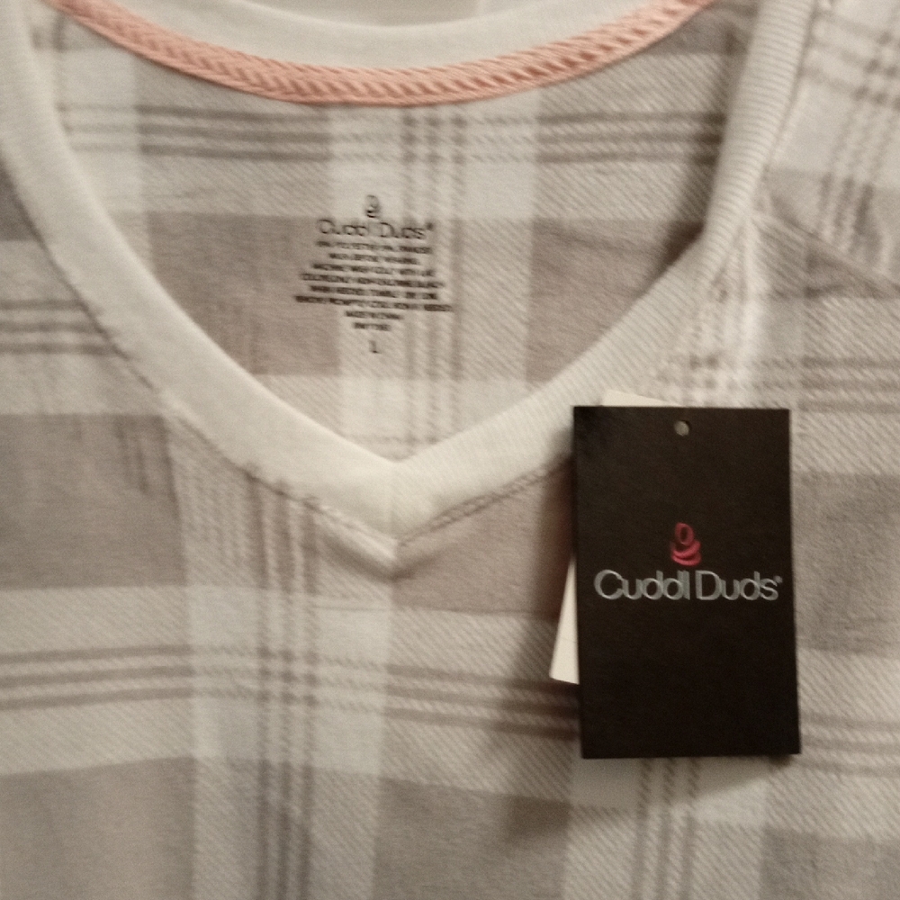 Cuddl Duds Plaid V-Neck Top - Gray and White. Large.